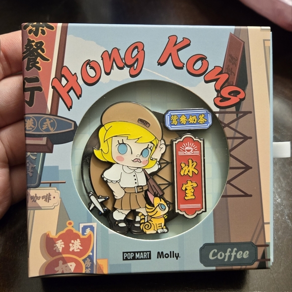 POP MART Molly HK Airport Exclusive Fridge Magnet - Picture 1 of 3